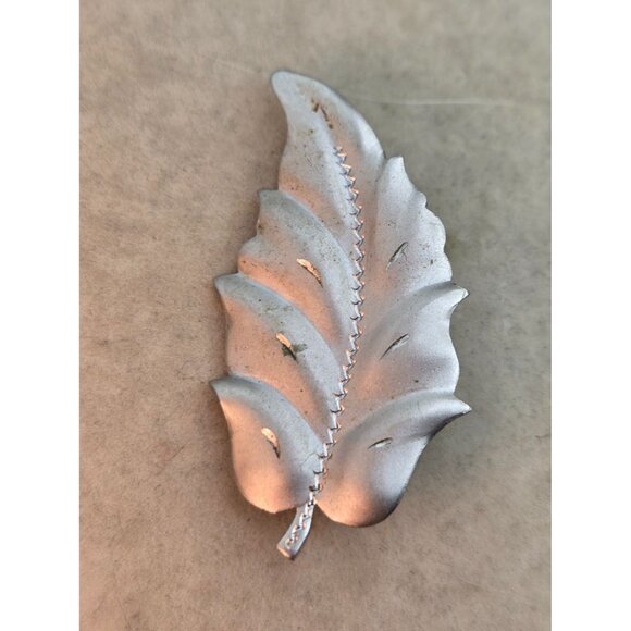 Vintage Leaf Pin Brooch Matte Silver Etched Detail - Picture 1 of 2